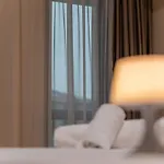One-bedroom With Free Street Parking, Free Gym Pass And Office Setup