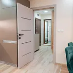 Апартаменты One-bedroom With Free Street Parking, Free Gym Pass And Office Setup *