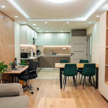 One-bedroom With Free Parking, Free Gym Pass And Office Setup Apartment
