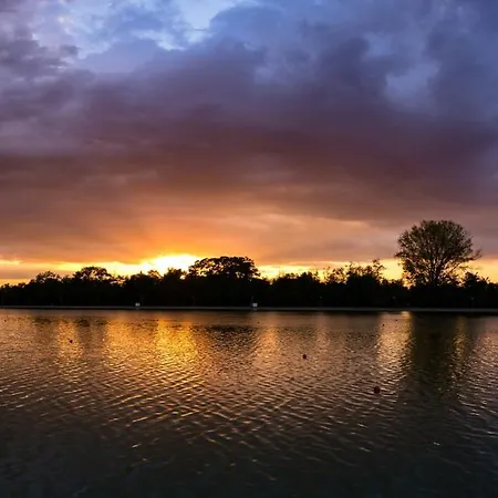 One-bedroom With Free Street Parking, Free Gym Pass And Office Setup Φιλιππούπολη