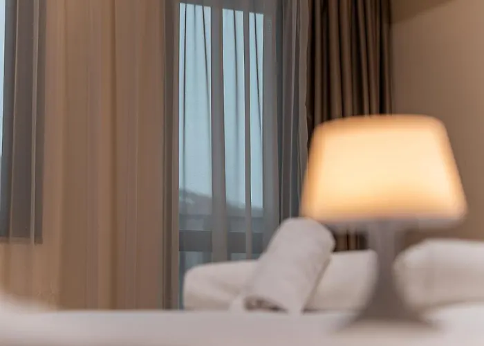 One-bedroom With Free Street Parking, Free Gym Pass And Office Setup