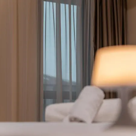 One-bedroom With Free Street Parking, Free Gym Pass And Office Setup