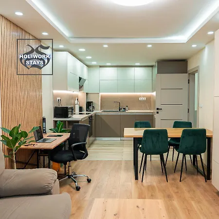 Apartment One-Bedroom Apartment With Free Parking, Free Gym Pass And Office Setup *