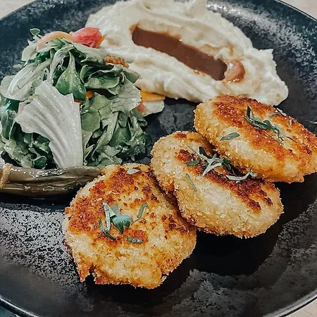 One-bedroom With Free Street Parking, Free Gym Pass And Office Setup Apartment