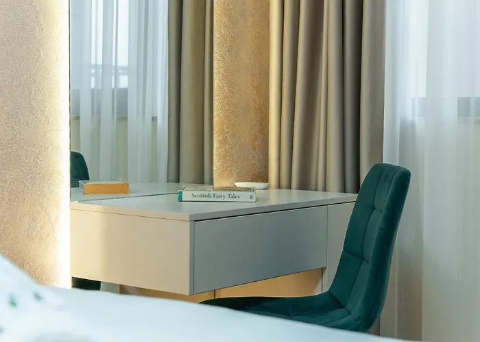 One-bedroom With Free Street Parking, Free Gym Pass And Office Setup