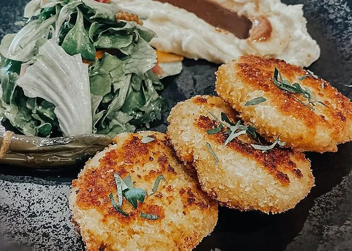 One-bedroom With Free Street Parking, Free Gym Pass And Office Setup Διαμέρισμα